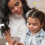 What are the technical specifications for using the Escribo Play app?