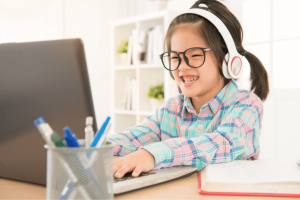 Entenda as diferenças entre o aprendizado online e o ensino remoto de emergência