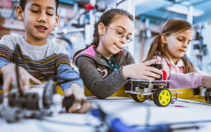 Crianças engajadas aprendem mais, em projetos de educação com robôs